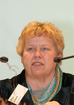 Hannelore Loskill während Rede am Rednerpult