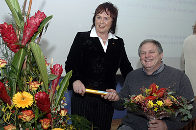 Brigitte Setzer-Pathe vom Sozialverband Deutschland überreicht Horst Frehe von der Initiative Selbstbestimmt Leben den Staffelstab und damit den Vorsitz des Sprecherrats des Deutschen Behindertenrates für das Jahr 2007.