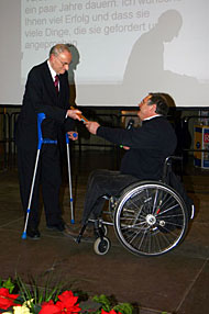 Foto: Horst Frehe übergibt symbolisch den Vorsitz des Deutschen Behindertenrats für das Jahr 2008 an Walter Hirrlinger