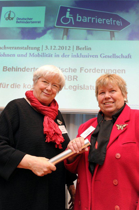 Foto: VdK-Präsident Ulrike Mascher übergibt symbolisch den Sprecherratsvorsitz an Hannelore Loskill von der BAG-Selbsthilfe