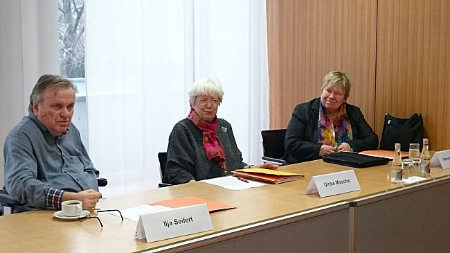 Dr. Ilja Seifert, Ulrike Mascher und Hannelore Loskill bei der DBR-Pressekonferenz am 2.12. in Berlin