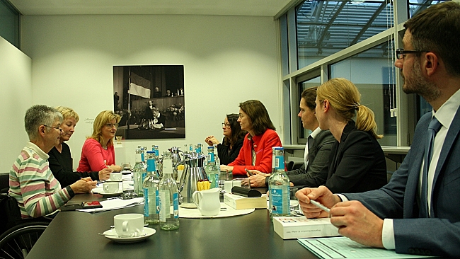 Das Foto zeigt die Vertreterinnen und Vertreter des Deutschen Behindertenrates im Gespräch mit Justizministerin Katharina Barley. Alle sitzen um einen Konferenztisch.
