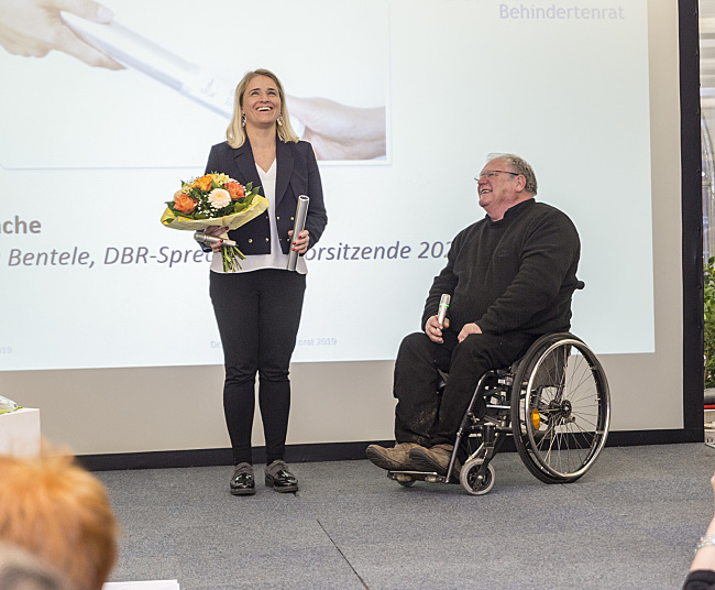 Horst Frehe überreicht den Staffelstab an die neue DBR-Sprecherratsvorsitzende, Verena Bentele, Präsidentin des Sozialverband VdK