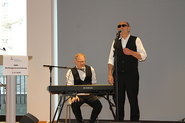 Die beiden Musiker von Plückhahn und Vogel am Mikrofon und am Keyboard