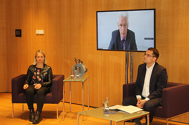 Auf dem Podium: Verena Bentele, Dr. Rolf Schmachtenberg (auf dem Bildschirm) und Samuel Beuttler-Bohn