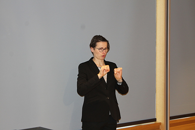 Anja Saft gebärdet eine Rede bei der DBR-Veranstaltung