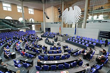 Plenarsaal des Deutschen Bundestages von oben fotografiert.