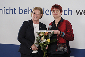 Michaela Engelmeier (im Bild links) übergibt den Staffelstab an Barbara Vieweg.