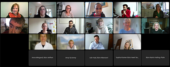 Screenshot Zoom-Treffen: 16 Foto-Kacheln der Teilnehmer*innen