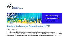 Titelseite: Schmuck-Bannerbild, Umrisse von Häusern mit gezeichneten Schneeflocken und Sternenglanz. Rechts daneben der Text: Erholsame Feiertage und einen guten Start in das Jahr 2023.