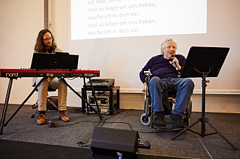 Ausklang mit Musik - Hans-Reiner Bönning sitzt im Rollstuhl und singt, Mark Wenzel sitzt am Keybord und spielt
