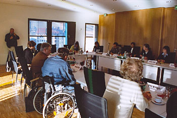 Blick in den Saal: Die Vertreterinnen und Vertreter des DBR tauschten sich mit der UN-Sonderberichterstatterin Al-Thani über die deutsche und internationale Behindertenpolitik aus.